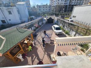 una vista in alto su un furgone bianco parcheggiato in un parcheggio di My Apartments Durres a Durrës