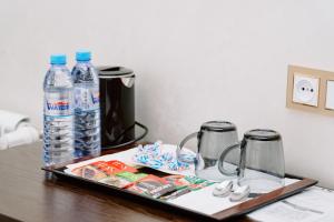 uma bandeja de comida e bebidas numa mesa com garrafas de água em PGA Hotel Free Shuttle to Airport em Tashkent