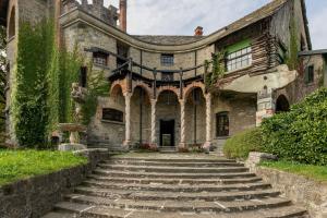 uma antiga casa de pedra com escadas em frente em Villa Rocchetta em Bosisio Parini