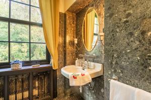 La salle de bains est pourvue d'un lavabo et d'un miroir. dans l'établissement Villa Rocchetta, à Bosisio Parini