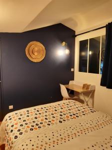 1 dormitorio con cama y pared negra en Niort au bord de l'eau 3, en Niort