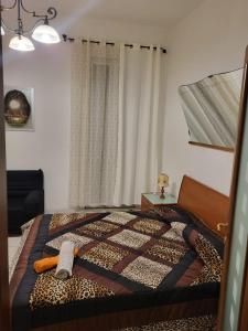 - une chambre avec un lit à motifs guépards et une fenêtre dans l'établissement Appartamento Reale, à Alexandrie