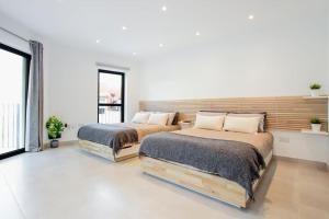 Postelja oz. postelje v sobi nastanitve The Residence City Centre - Modern Family Apartment with Rooftop Pool & Terrace - Children stay for Free