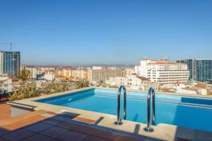 Bazen v nastanitvi oz. blizu nastanitve The Residence City Centre - Modern Family Apartment with Rooftop Pool & Terrace - Children stay for Free