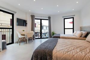 Postelja oz. postelje v sobi nastanitve The Residence City Centre - Modern Family Apartment with Rooftop Pool & Terrace - Children stay for Free