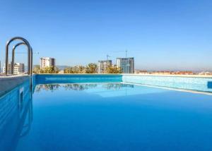 Bazen v nastanitvi oz. blizu nastanitve The Residence City Centre - Modern Family Apartment with Rooftop Pool & Terrace - Children stay for Free + 13 fotografij