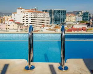 Bazen v nastanitvi oz. blizu nastanitve The Residence City Centre - Modern Family Apartment with Rooftop Pool & Terrace - Children stay for Free