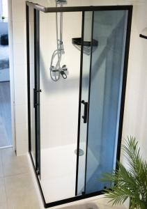 W łazience z przeszklonymi drzwiami znajduje się prysznic. w obiekcie Willa Alan w mieście Krynica Morska