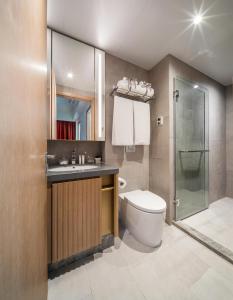 y baño con aseo, lavabo y ducha. en Eaton Residences, Blue Pool Road en Hong Kong