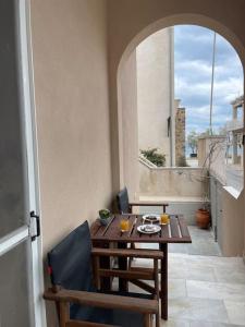 a table and chairs in a room with a window at Sea Breeze Holiday Home in Monemvasia