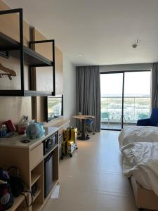 una camera d'albergo con un letto e una scrivania con una scrivania di Arena Nha Trang a Nha Trang