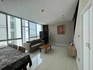 sala de estar con cama y sofá en Rent-Saleคอนโดสุขุมวิท 2ห้องนอน 2ห้องน้ำ ใกล้ BTS อุดมสุข, en Ban Khlong Samrong