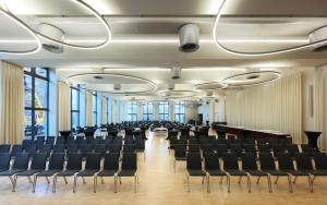 ein leerer Konferenzraum mit Stühlen und Tischen in der Unterkunft Hotel Vivendi in Paderborn