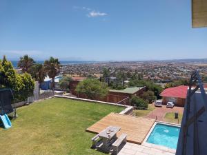vista para o quintal de uma casa com piscina em Chapman View em Cidade do Cabo