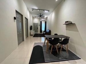salon ze stołem i krzesłami oraz korytarzem w obiekcie Double Seven Eight Homestay SemiD at Bandar Baru Setia Awan Perdana w mieście Sitiawan