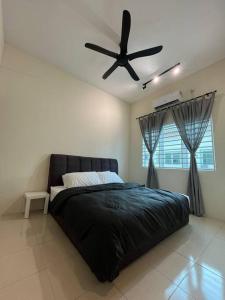 Schlafzimmer mit einem schwarzen Bett und einem Deckenventilator in der Unterkunft Double Seven Eight Homestay SemiD at Bandar Baru Setia Awan Perdana in Sitiawan