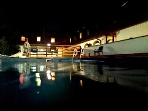 Nachts wird ein Boot an einem Dock angedockt. in der Unterkunft Pensjonat Sosnowa Ostoja in Łopuszna