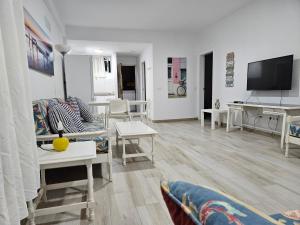 un soggiorno con divani e TV a schermo piatto di Apartamentos Atlantis - Yumbo I a San Bartolomé