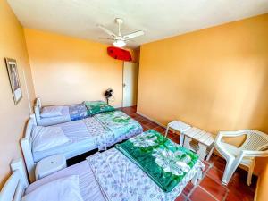 1 dormitorio con 2 camas, mesa y sillas en Apartamento Amplo em Capão da Canoa, en Capão da Canoa