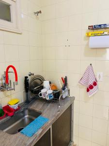 A kitchen or kitchenette at Ap férias - 2 qt - Wi-Fi - Guarapari - Praia do Morro