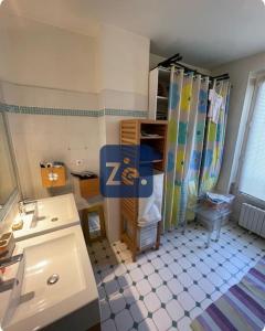 Ein Badezimmer in der Unterkunft Villa « Agrumes » - Gare d'Asnières-sur-Seine
