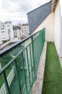 een balkon met een groen hek op een gebouw bij Le Cozy-Tours - Charmant appart en centre-ville in Tours