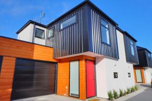 een modern huis met een kleurrijke garage bij Tranquil Bamboo Oasis in Christchurch