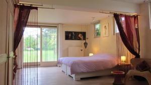 Postel nebo postele na pokoji v ubytování Terre de Lumière + 24 fotografií