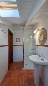 ein Bad mit einem Waschbecken und einer Dusche in der Unterkunft LA CRUZ DE LA ATALAYA in Benamahoma