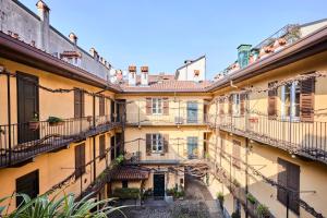 una imagen de un edificio de apartamentos con balcones en Navigli Elyon apartment, en Milán