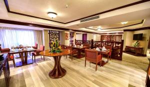 Un restaurante o sitio para comer en Kampala Serena Hotel
