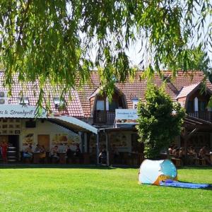 Κήπος έξω από το Strandi Apartmanok- Aranyhíd Apartmanok