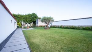 A garden outside A Factoria Beach House by Prishomes