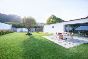 A garden outside A Factoria Beach House by Prishomes