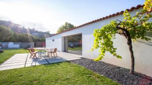 A garden outside A Factoria Beach House by Prishomes