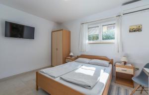 een slaapkamer met een bed, een tv en ramen bij Guesthouse Casa Nova in Poreč