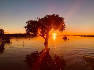 Gallery image of Tranquil holiday home on the water’s edge. in Rainbow Beach +36 photos