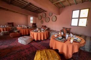 Mhamid的住宿－Erg Chegaga Desert Standard Camp，一间用餐室,在房间内配有两张桌子