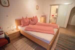um quarto com uma cama com lençóis laranja e um espelho em Penznhof 