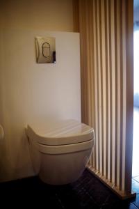 La salle de bains est pourvue de toilettes blanches et d'un radiateur. dans l'établissement Chez Guilem, à Saint-Maixent-lʼÉcole