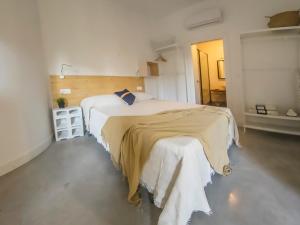 Un pat sau paturi într-o cameră la Apartamentos Granada Parque de Las Ciencias 3000