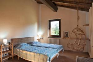 um quarto com uma cama e uma janela em Casale Pomodoro em Manziana