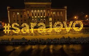 een gebouw met een bord dat het woord sneeuw leest bij Aria Apartments Sarajevo in Sarajevo