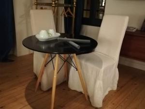 クレルモン・フェランにあるLa Tour Grégoireの小さなテーブルと椅子(リモコン付)