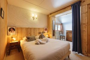 a bedroom with a large bed in a room at Chalet Spouter Happy Rentals in Chamonix