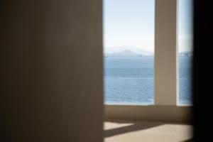 Tamano的住宿－Heima，从窗户可欣赏到海景