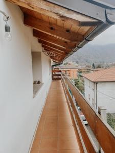een balkon van een gebouw met een houten plafond bij Mansarda de Legn in Cannobio