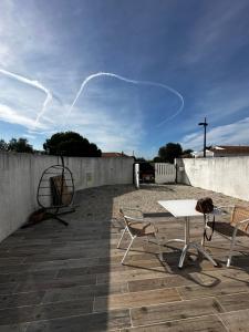 une table et des chaises sur une terrasse avec ciel ouvert dans l'établissement Studio à Yves, à Yves