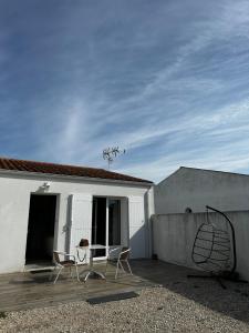 une maison avec deux chaises et une table sur une terrasse dans l'établissement Studio à Yves, à Yves