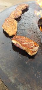 dos waffles sentados sobre una mesa en La Petite Porte Verte, en Bouilland